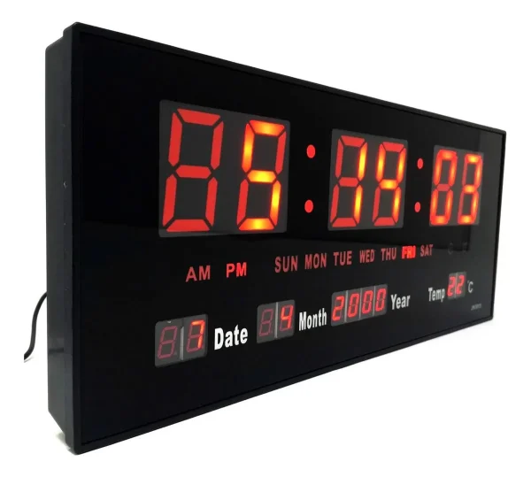 Vista cercana de la pantalla del reloj digital JH-3615 mostrando la hora y el calendario